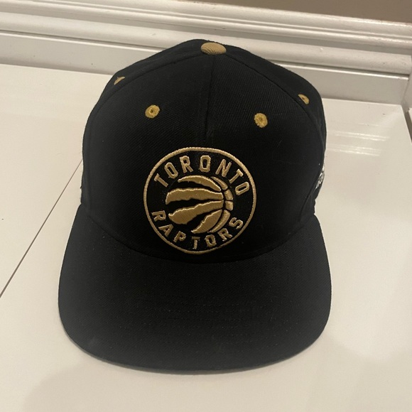 2/50 🎶 TORONTO RAPTORS gold adidas cap - Picture 2 of 5